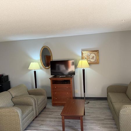 Lake Tree Inn & Suites Marion Esterno foto