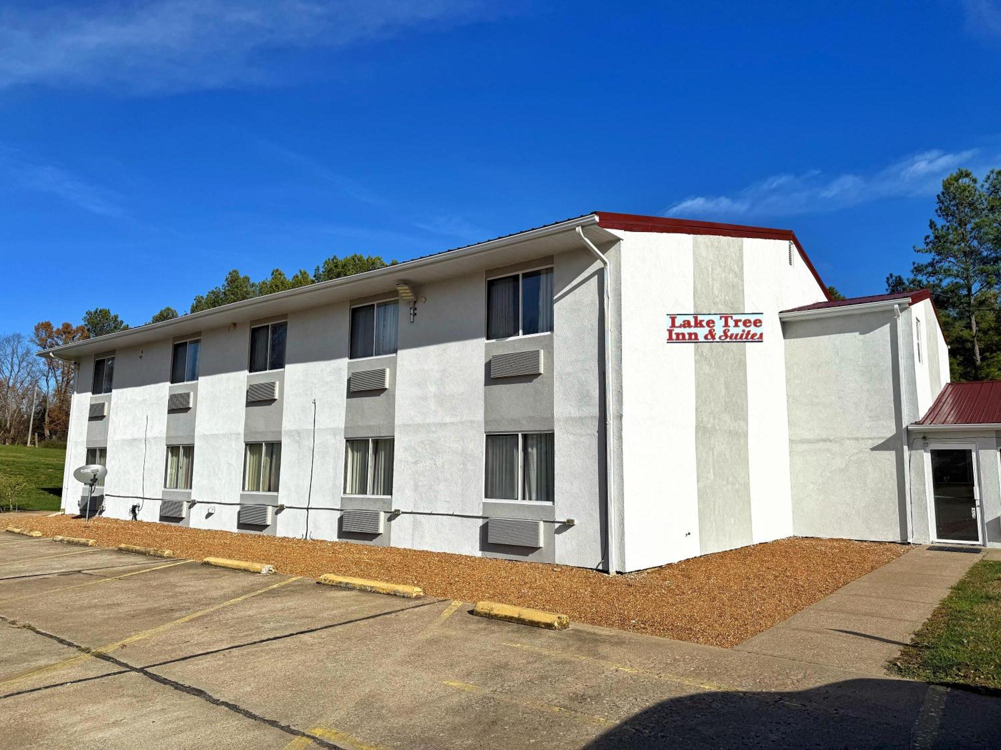Lake Tree Inn & Suites Marion Esterno foto