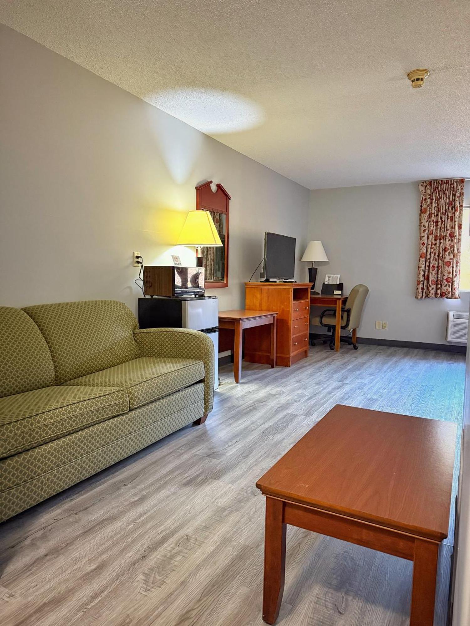 Lake Tree Inn & Suites Marion Esterno foto