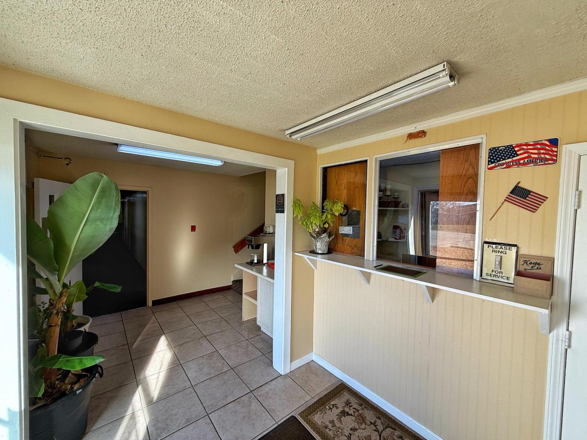Lake Tree Inn & Suites Marion Esterno foto