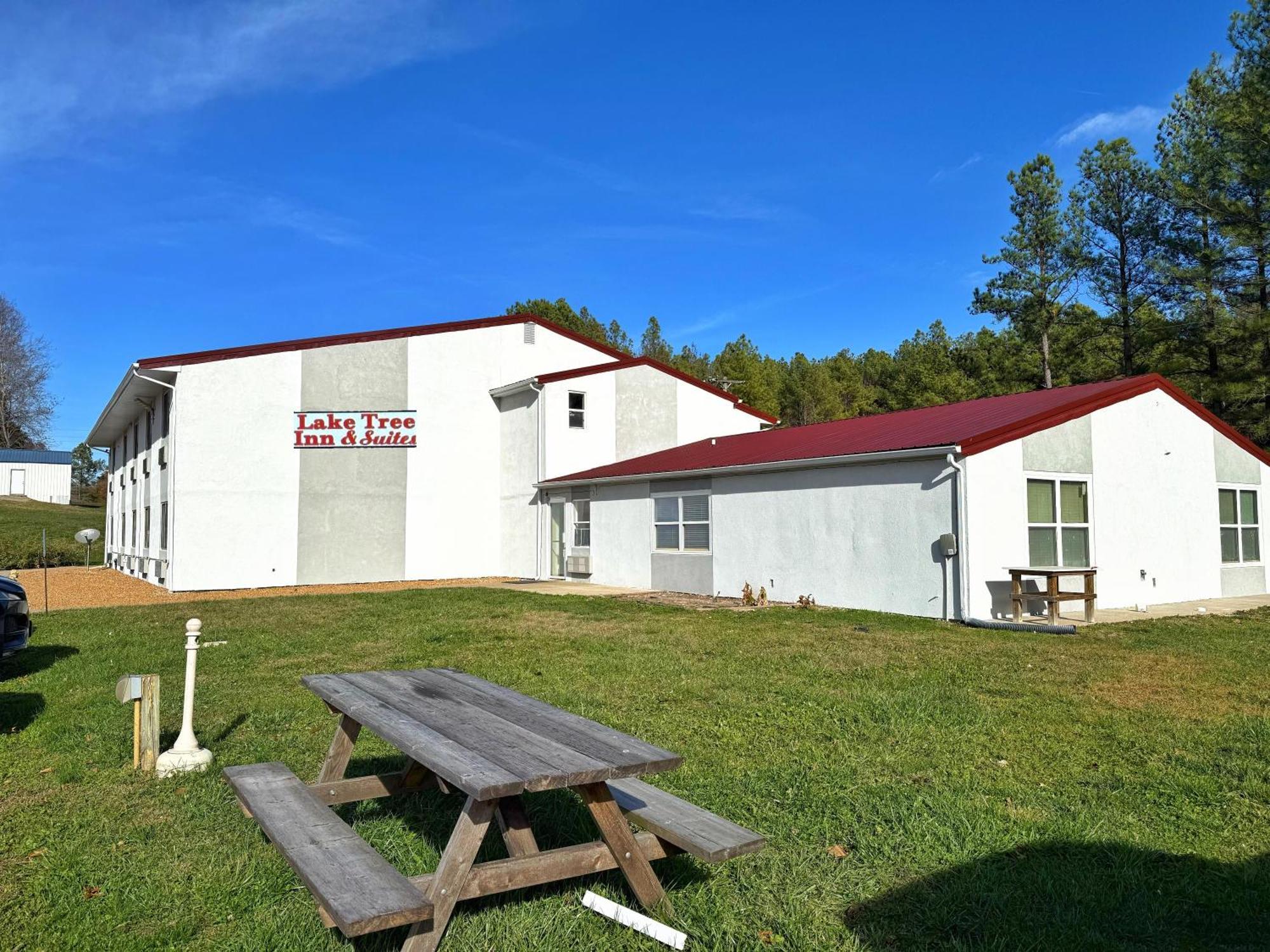 Lake Tree Inn & Suites Marion Esterno foto