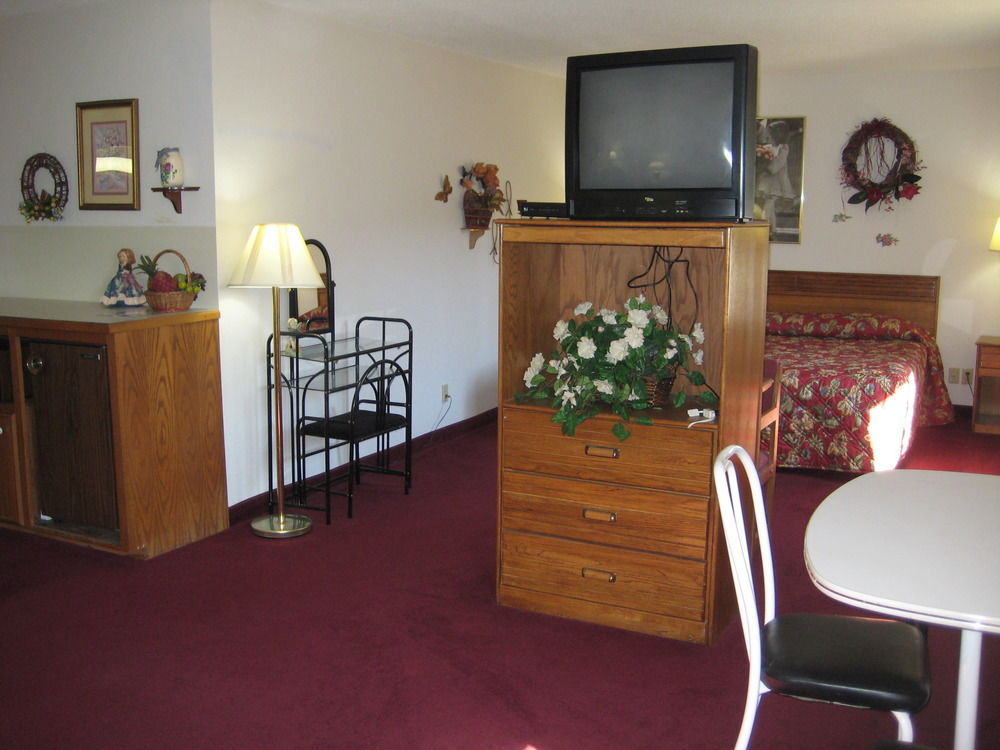 Lake Tree Inn & Suites Marion Esterno foto