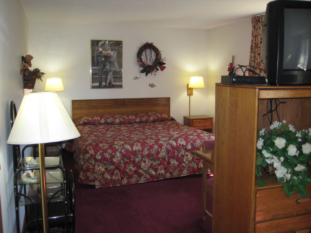 Lake Tree Inn & Suites Marion Esterno foto