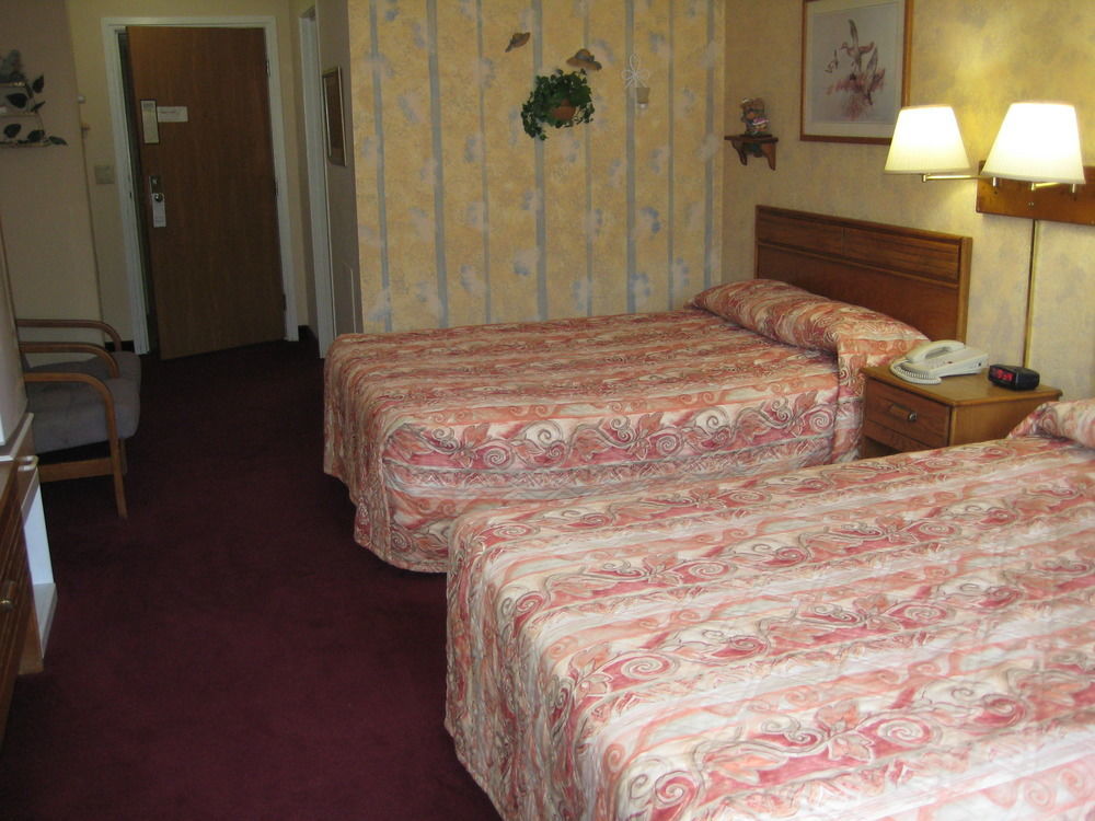 Lake Tree Inn & Suites Marion Esterno foto