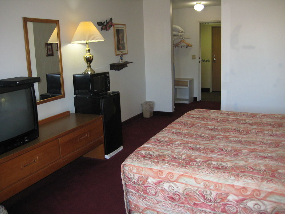 Lake Tree Inn & Suites Marion Esterno foto