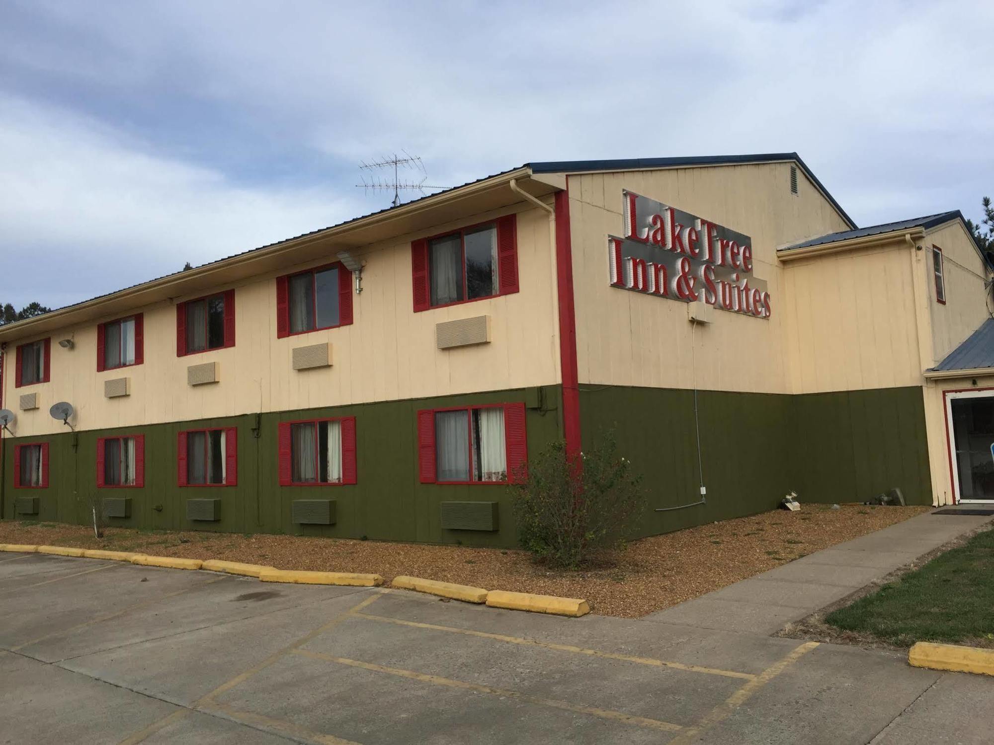 Lake Tree Inn & Suites Marion Esterno foto