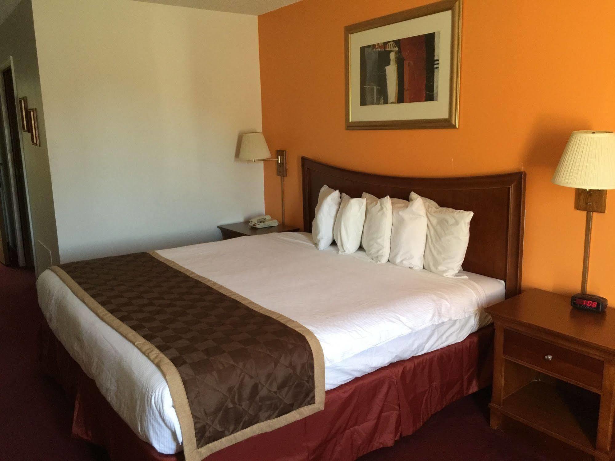 Lake Tree Inn & Suites Marion Esterno foto
