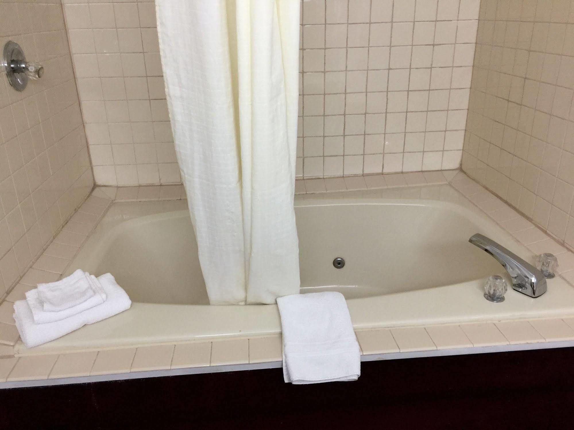 Lake Tree Inn & Suites Marion Esterno foto